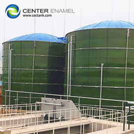 Groene industriële watertanks, anaërobe verteringstanks die worden gebruikt om elektriciteit te genereren
