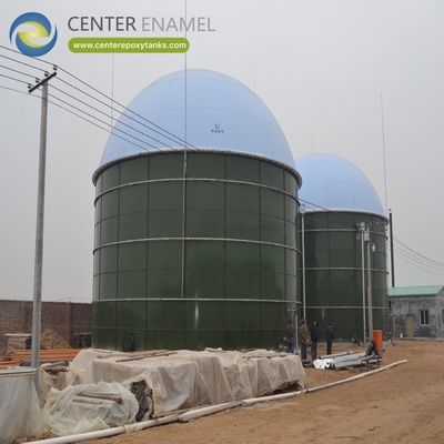 Dubbele membraan daken voor slachthuis afval: Biogas wordt gevangen uit dierlijk afval.
